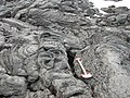Colada de lava de un volcán en Islandia. La pala se muestra como referencia.