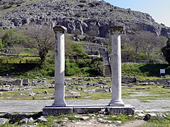 Deux colonnes, et derrière masse rocheuse grise