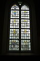 Gebrandschilderd glas in de kerk van Sint-Agathakerk van Oudega. Links het tweede van onder toont het wapen van Van Burum.