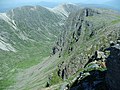 Raeburn’s Buttress vom Gipfel aus gesehen, auf der anderen Talseite der langgezogene Rücken des Beinn Liath Mhòr