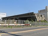 名古屋港線交点までの高架は3線分の幅がある。