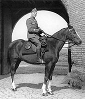 Capitaine Roger Bouvet sur son cheval « Véloce » au 106e Régiment d’artillerie lourde du Mans.