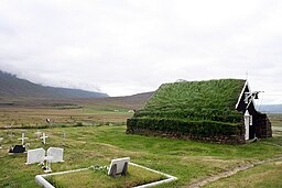 Saurbæjarkirkja med kyrkogård.