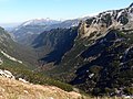 Widok doliny ze szlaku turystycznego na przełęcz Krzyżne. W tle Tatry Bielskie