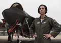 フライトスーツのみを着用したF-35の女性パイロット（アメリカ空軍）