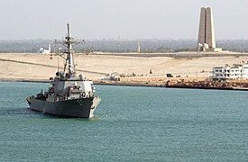 L'USS Mitscher passant devant le Monument à la Défense du Canal de Suez en 2003.