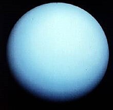 Sphère d'un bleu clair quasi-régulier, la source de lumière est à gauche.