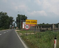 Signal routier indiquant l'entrée d'une agglomération (Veliko Gradište) sur la Route Magistrale 34.