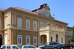 Montenegró parlamentjének egykori épülete. Jelenleg itt működik a Montenegrói Nemzeti Múzeum