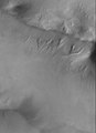 涅瑞達山脈其中一個斷塊山的沖溝，由火星偵察軌道器的背景攝影機（CTX）攝影。