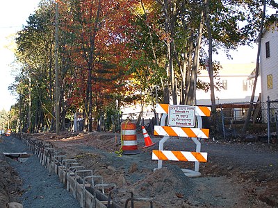 Segnale stradale in yiddish (eccetto la parola "sidewalk") presso un cantiere nel sobborgo di Monsey, comunità con migliaia di parlanti yiddish, in Ramapo, New York