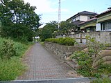 廃線跡の遊歩道と寄島駅のプラットホーム（右側）。 （2010年9月25日）