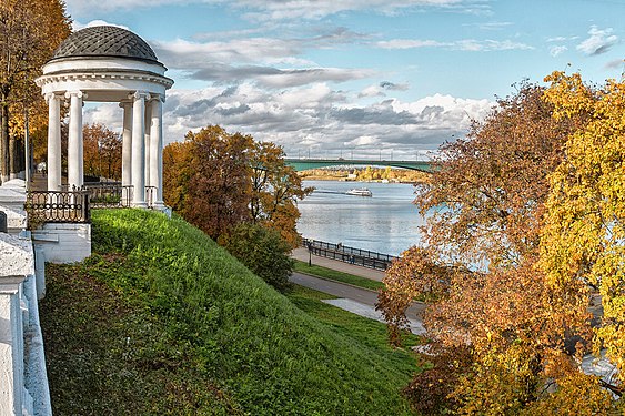 909. Решётка и откосы Волжской набережной Автор — ВладимирФото