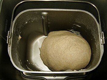 Bread machine. Making dough. Deutsch: Brotback...