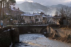 Pohled na staré město a řeku Alamovska z mostu na ulici Stefan Stambolov