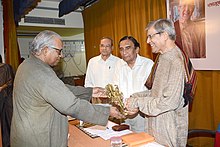 Dave accepting Dhirubhai Thakar Savyasachi Saraswat Award, Gujarat Vishwakosh Trust, July 2018