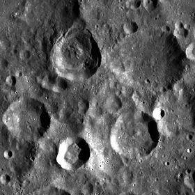 Снимок зонда Lunar Reconnaissance Orbiter – кратер Амичи в верхней правой части фотографии
