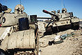 Dos carros de combate T-55 iraquíes yacen abandonados cerca de Ciudad de Kuwait el 26 de febrero de 1991.