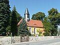 Dorfkirche Arnsdorf mit Kirchhof, Glockenturm, Denkmal für die Gefallenen des Ersten Weltkrieges, vier Grabmale und Einfriedungsmauer mit Tor