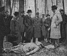Police investigating the murder of Dimitri Navachine in January 1937 Assassinat Navachine.jpg