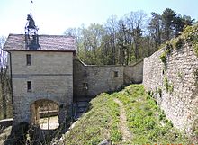 Photo représentant une tour qui est un vestige d'un ancien château-fort.