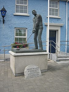 Bill Clinton statue in Ballybunion, erected to commemorate his 1998 golfing visit