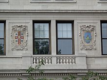 Second story facade, depicting mosaic shields alternating with windows Bowling Green-Battery Pk 08 - 1 Broadway.jpg