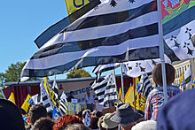 drapeaux bretons et de l'UDB devant le podium de la manifestation.