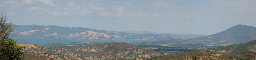 Vido de Pura Lago kaj monto Konocti de kalifornia ŝoseo 175