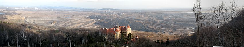 Pohled na Lom ČSA přes zámek Jezeří směrem na Komořany