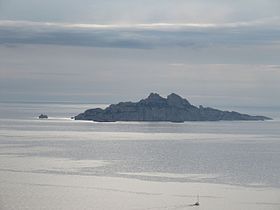 L'île de Riou, plus grande île de l'archipel, vue depuis le continent.