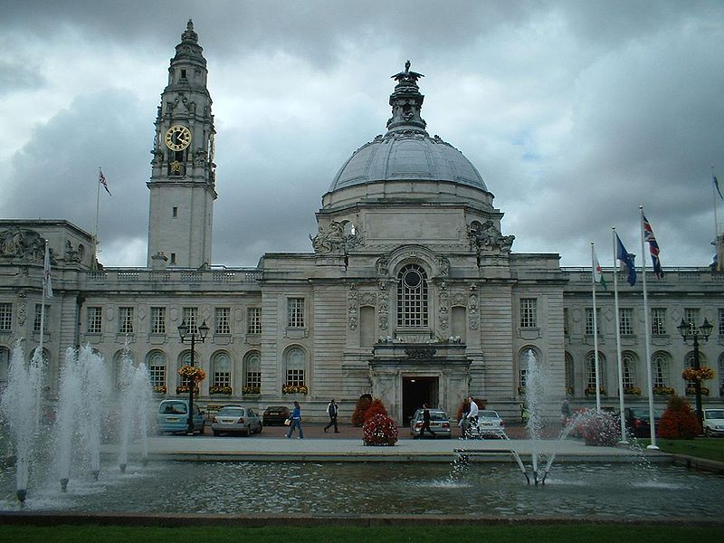 Fiùra:Cardiff City Hall 01.jpg