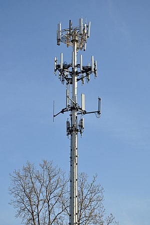 English: A cell phone tower in Palatine, Illin...