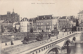 Le moyen pont et ses tramways, vers 1920.
