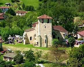 Une vue du village de Coursac avec sa petite église.