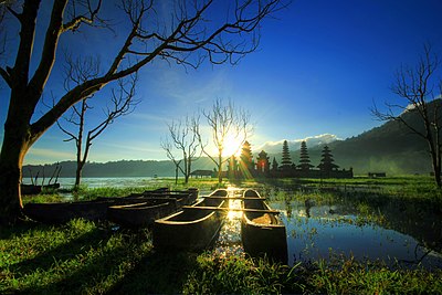 Matahari terbit, Danau Tamblingan, Bali, Indonesia.