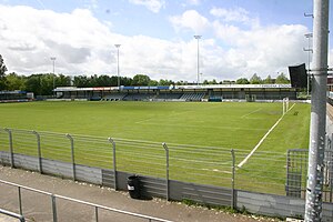 Blick über das Spielfeld auf die Haupttribüne