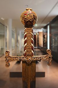 Garde de l'épée du roi François Ier, saisie après la bataille de Pavie en 1525 comme butin de guerre et conservée en Espagne jusqu'à ce que Napoléon ordonne en 1808 au maréchal Murat de ramener l'arme à Paris. (définition réelle 2 762 × 4 144)