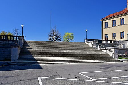 Les escaliers montant de la place à l'esplanade.