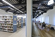 Interno del primo piano della biblioteca