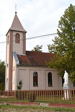 A római katolikus templom Jézus Szíve-szoborral