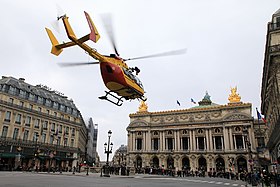 Hélicoptère EC145 de la Sécurité civile se posant place de l'Opéra lors de l'explosion pour accompagner au plus vite les blessés à l'hôpital.