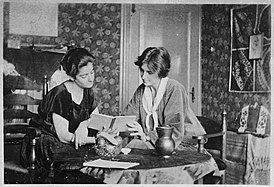 Фрида Белинфанте и Генриетта Босманс за столом в их доме на Хендрик Якобсзстраат в Амстердаме