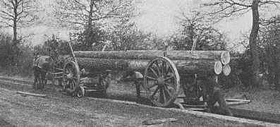 Auffahren eines beladenen Landwagens auf die Trucks