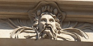 Mascaron sur façade sur rue.