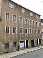 Wohnhaus in geschlossener Bebauung mit Hintergebäuden um einen Hof