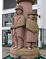 Koorscht o Kneisjen, Werner Becker (1922-2003) und Hans Kuhn (1921-1993), auf dem Heuschreckbrunnen