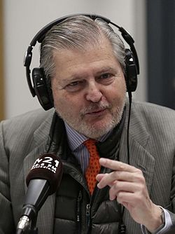 Iñigo Méndez de Vigo visita la radio escuela municipal M21 - 02 (cropped).jpg