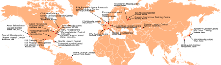 Um mapa mundial destacando a localização dos centros espaciais. Veja texto a parte para maiores detalhes.