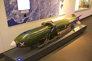 На изображении показан музейный экспонат WE.177, последней британской ядерной бомбы свободного падения. Показанный пример представляет собой списанный тренировочный пример, перекрашенный в «живую» зеленую цветовую схему. Он выставлен в Северном Имперском военном музее в Манчестере, Англия.